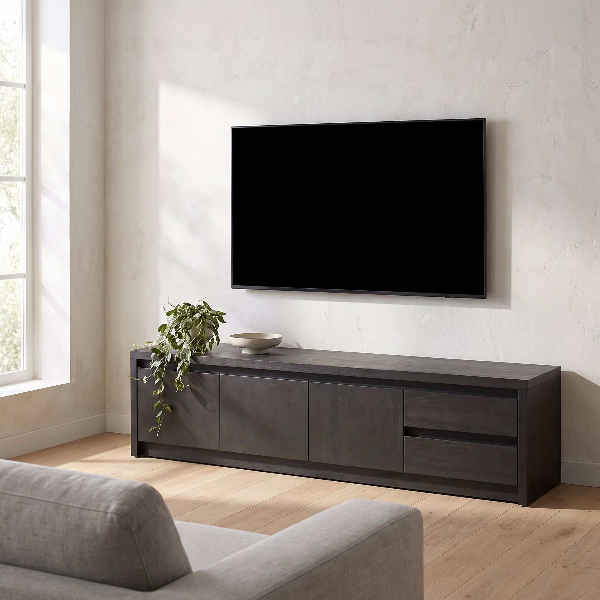 TV-meubel Modena 208 cm met 3 deuren en 2 lades in donkere Noir-afwerking, sfeerfoto in woonkamer