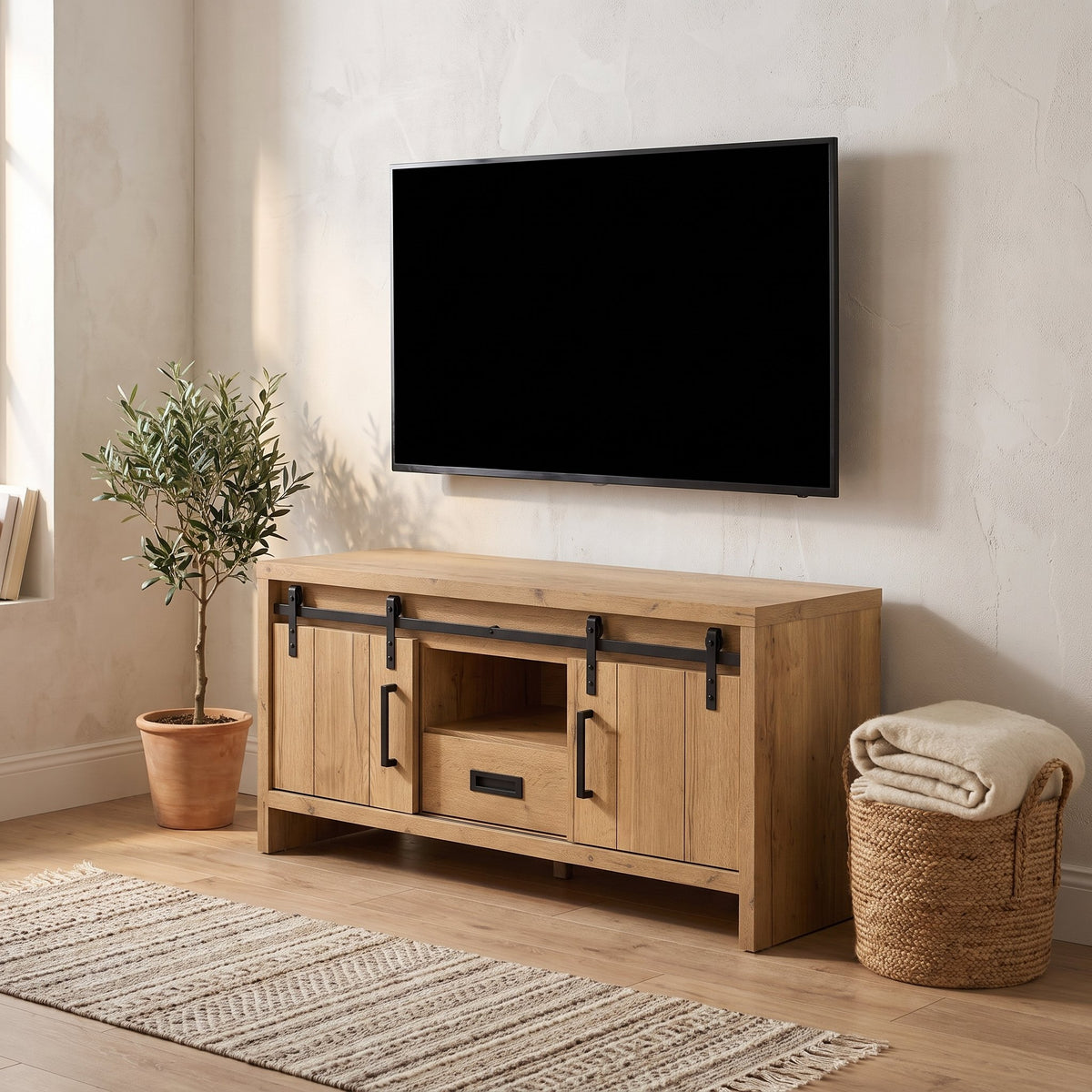 TV-meubel Hygge 150 cm met 2 deuren, 1 lade en open vak in Natur, sfeerfoto in appartement