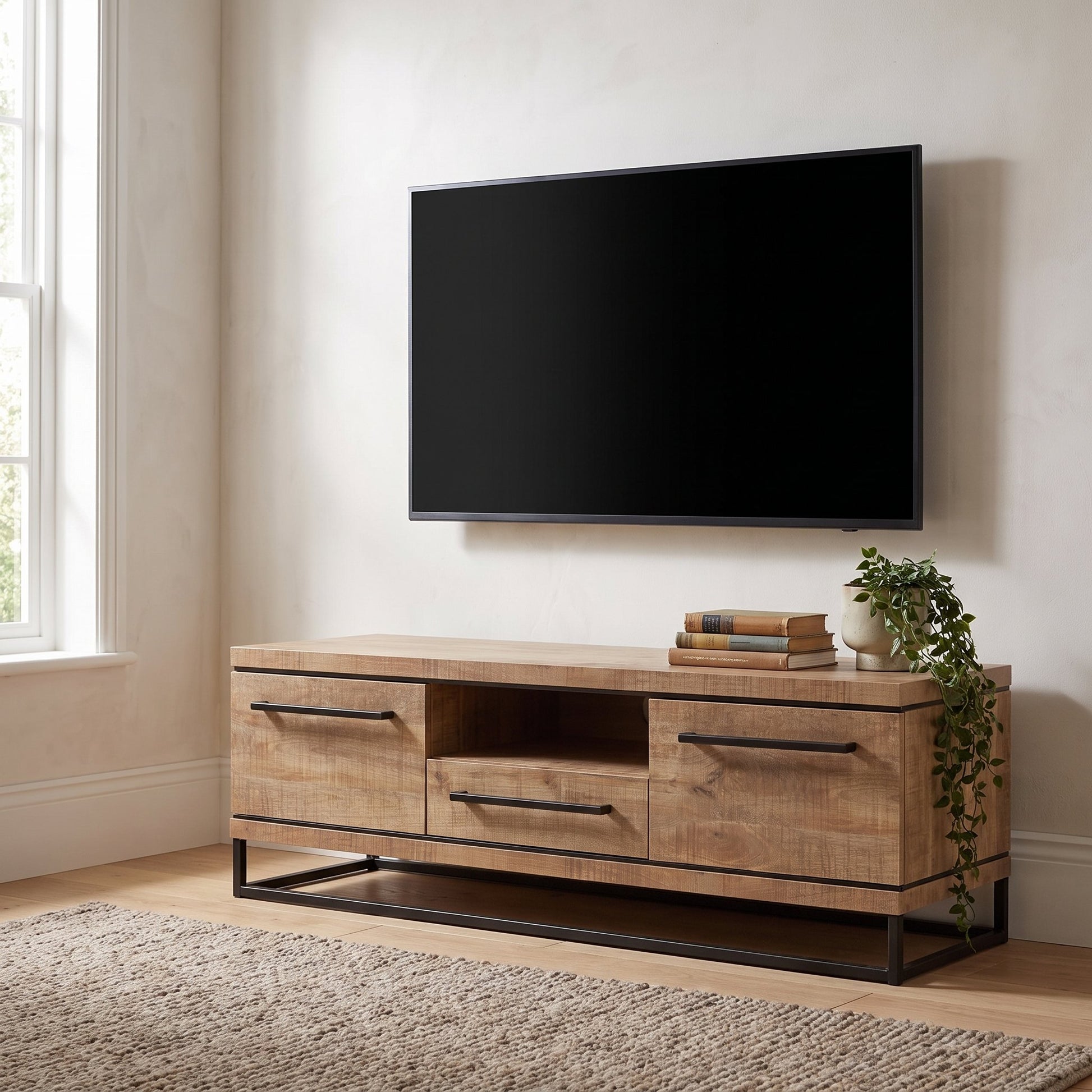 TV-meubel klein Lynn 150 cm in mango-look met tv erboven in een compacte woonkamer