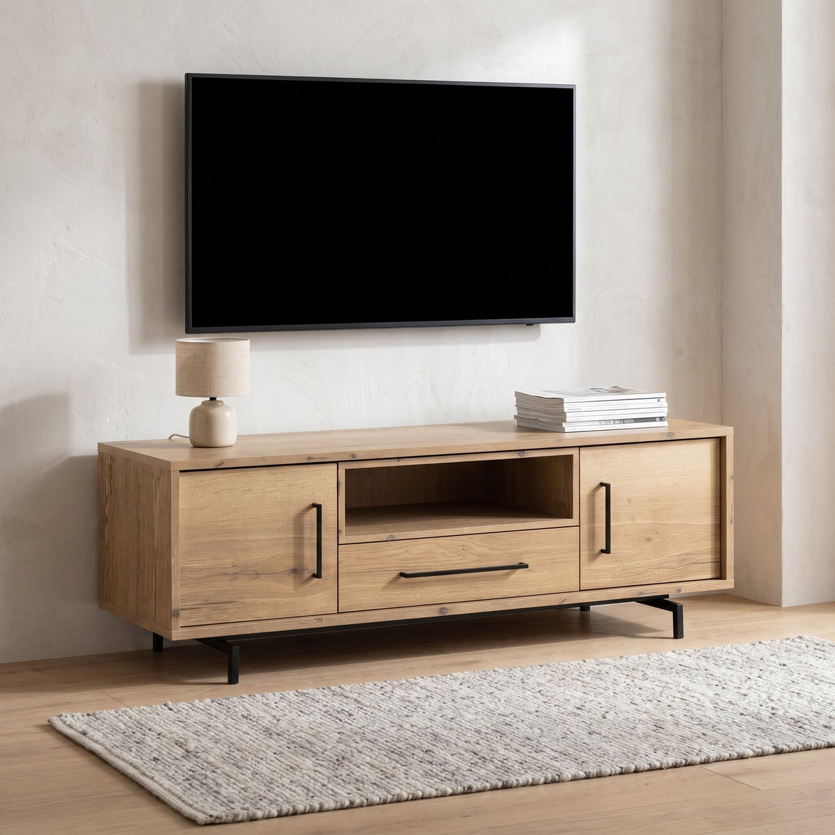TV-meubel Valencia 150 cm met 2 deuren, 1 lade en 1 open vak in Natur-afwerking, sfeerfoto in appartement