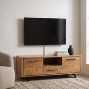 TV-meubel Wynwood Plus 155 cm met 2 deuren, 1 lade en 1 open vak in mango-look, sfeerfoto in zithoek
