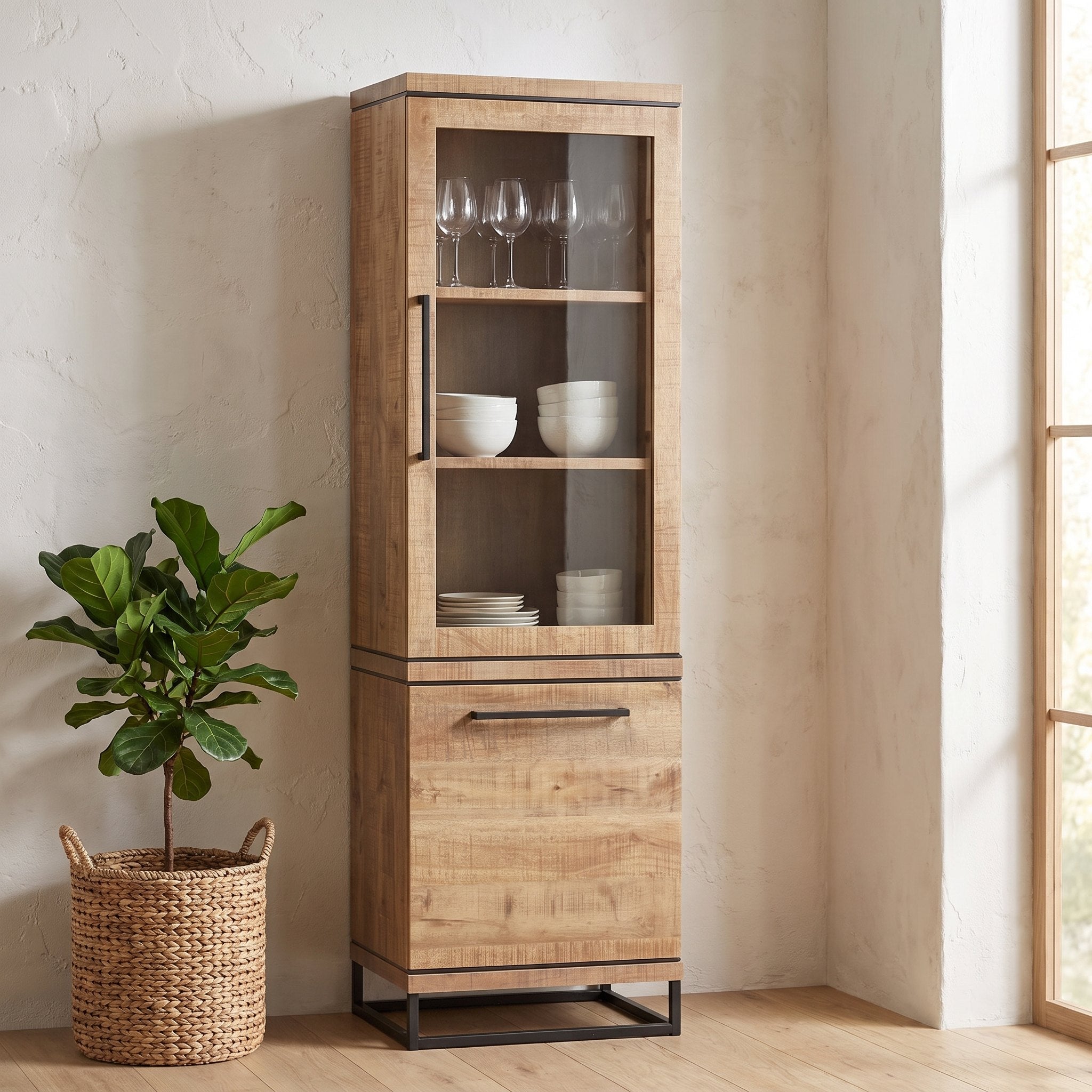 Vitrinekast Lynn 60 cm met glasdeur in mango-look, gevuld met glaswerk en servies