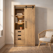 Wandkast Hygge 135 cm met 2 deuren, 3 lades en 3 open vakken in Natur, sfeerfoto in werkhoek
