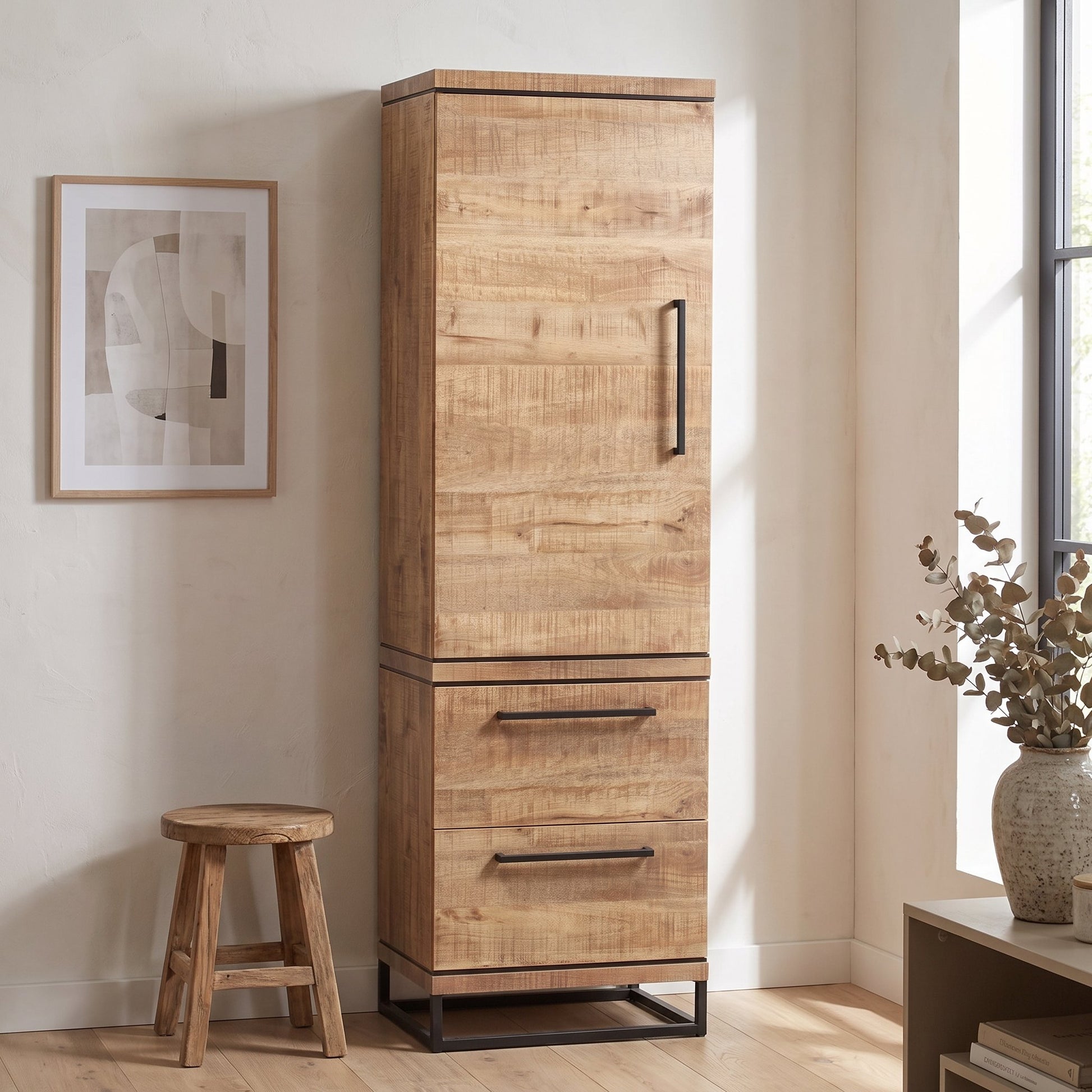 Wandkast Lynn 60 cm met 1 deur en 2 lades in mango-look in een lichte woonkamerhoek