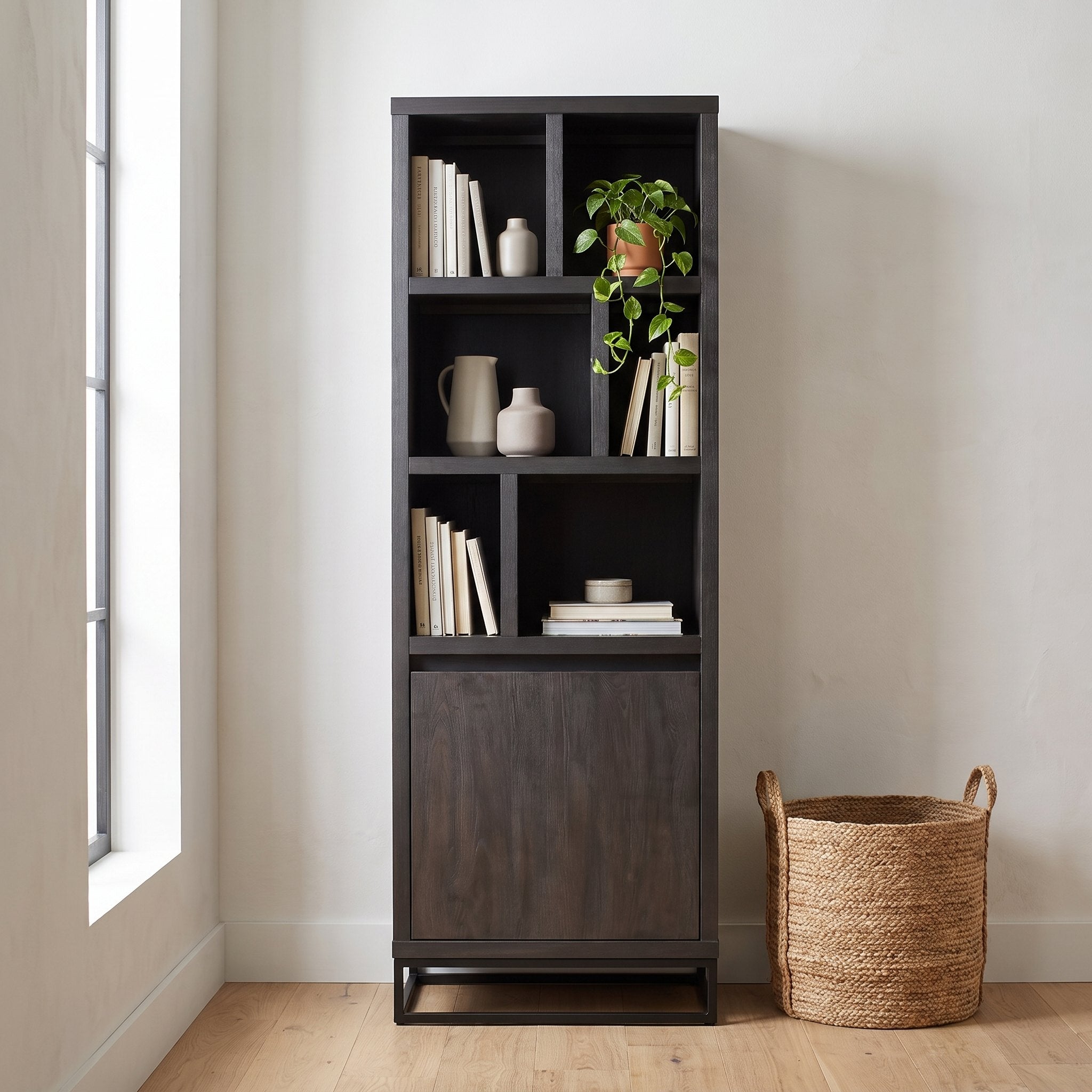 Wandkast Modena 73 cm met 1 deur en 6 open vakken in donkere Noir-afwerking, sfeerfoto in leeshoek