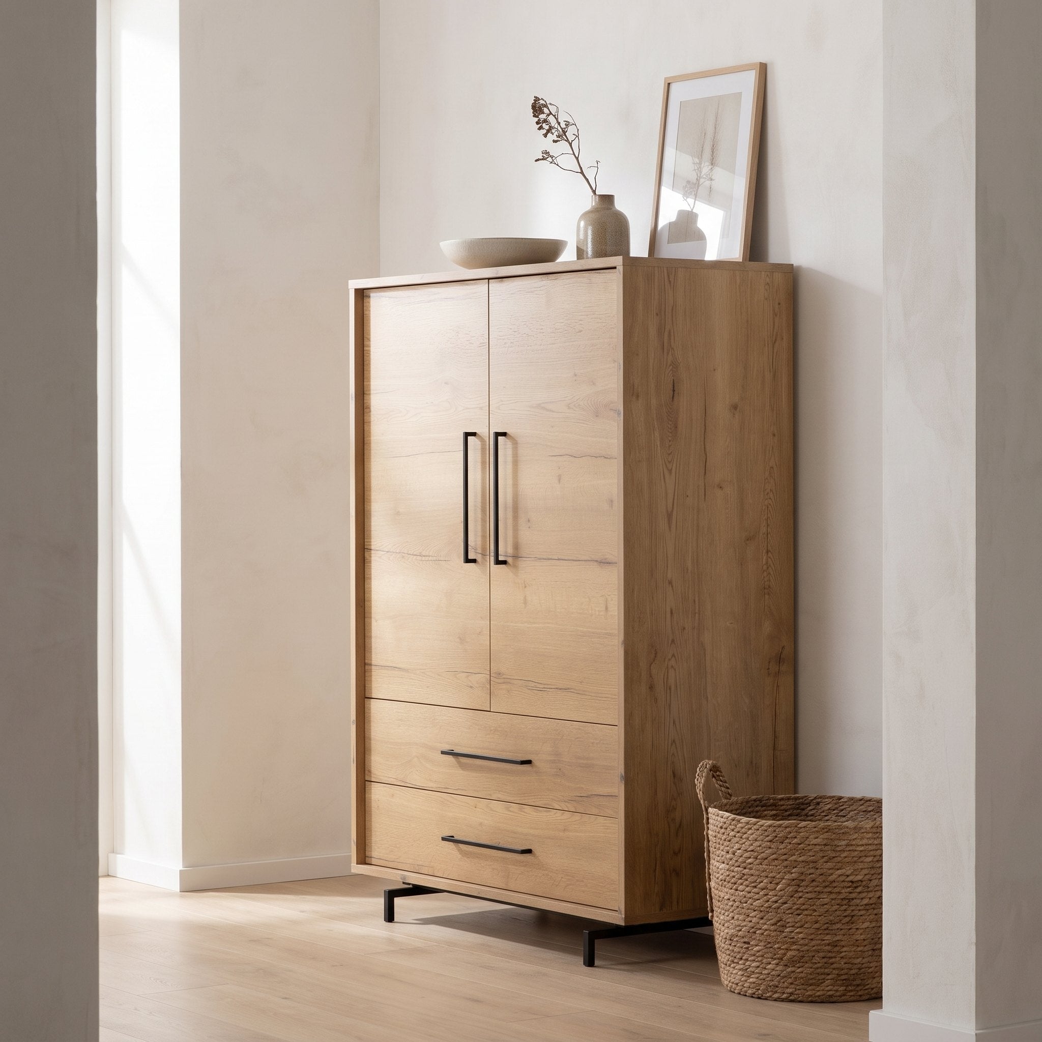 Wandkast Valencia 110 cm met 2 deuren en 2 lades in Natur-afwerking, sfeerfoto in hal