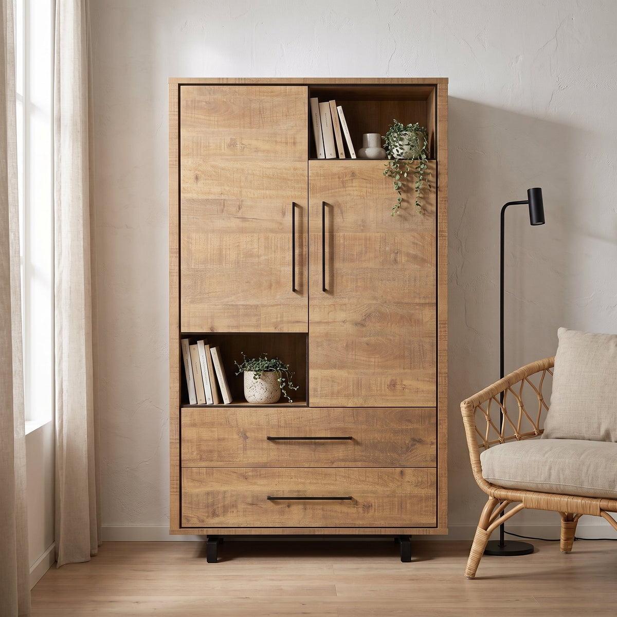 Wandkast Wynwood Plus 110 cm met 2 deuren, 2 lades en 2 open vakken in mango-look, sfeerfoto in leeshoek