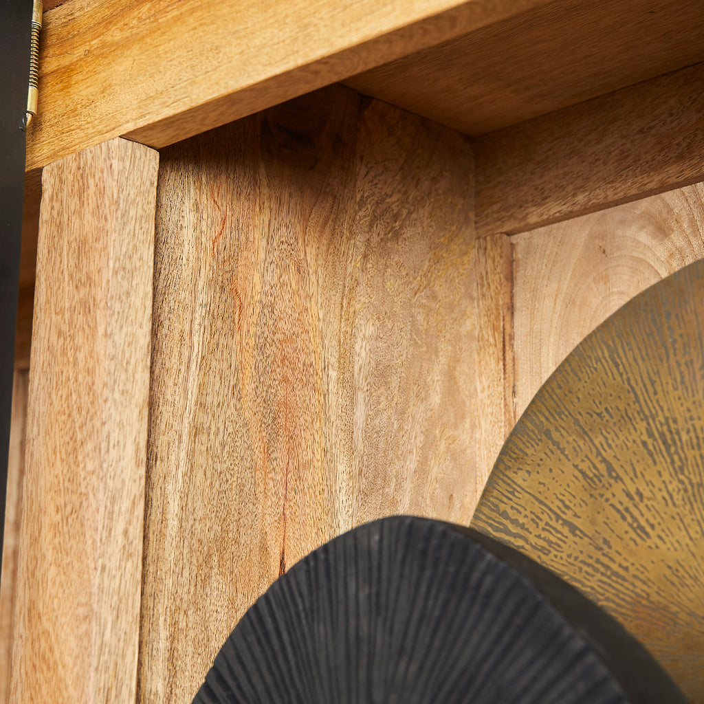 Close-up van een hoek van een houten vitrine kast.