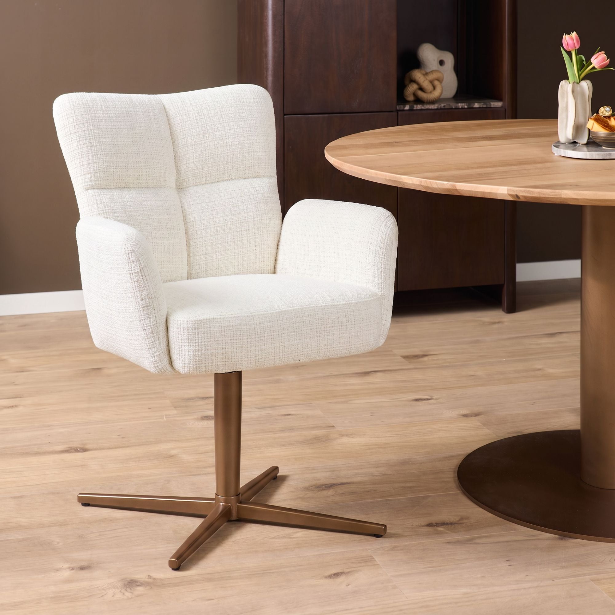 Isa Off-White met bronzen poten