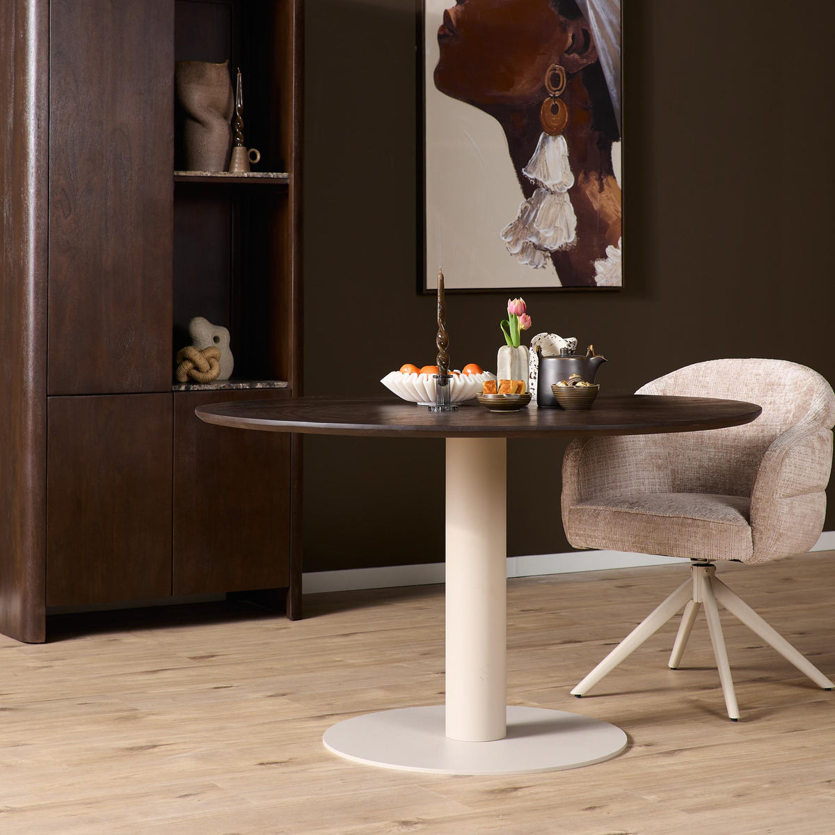 Eiken eettafel Ferris rond, blad bruin met kolompoot zand