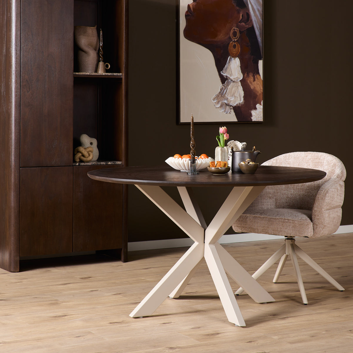 Eiken eettafel Ferris rond, blad bruin met matrixpoot zand