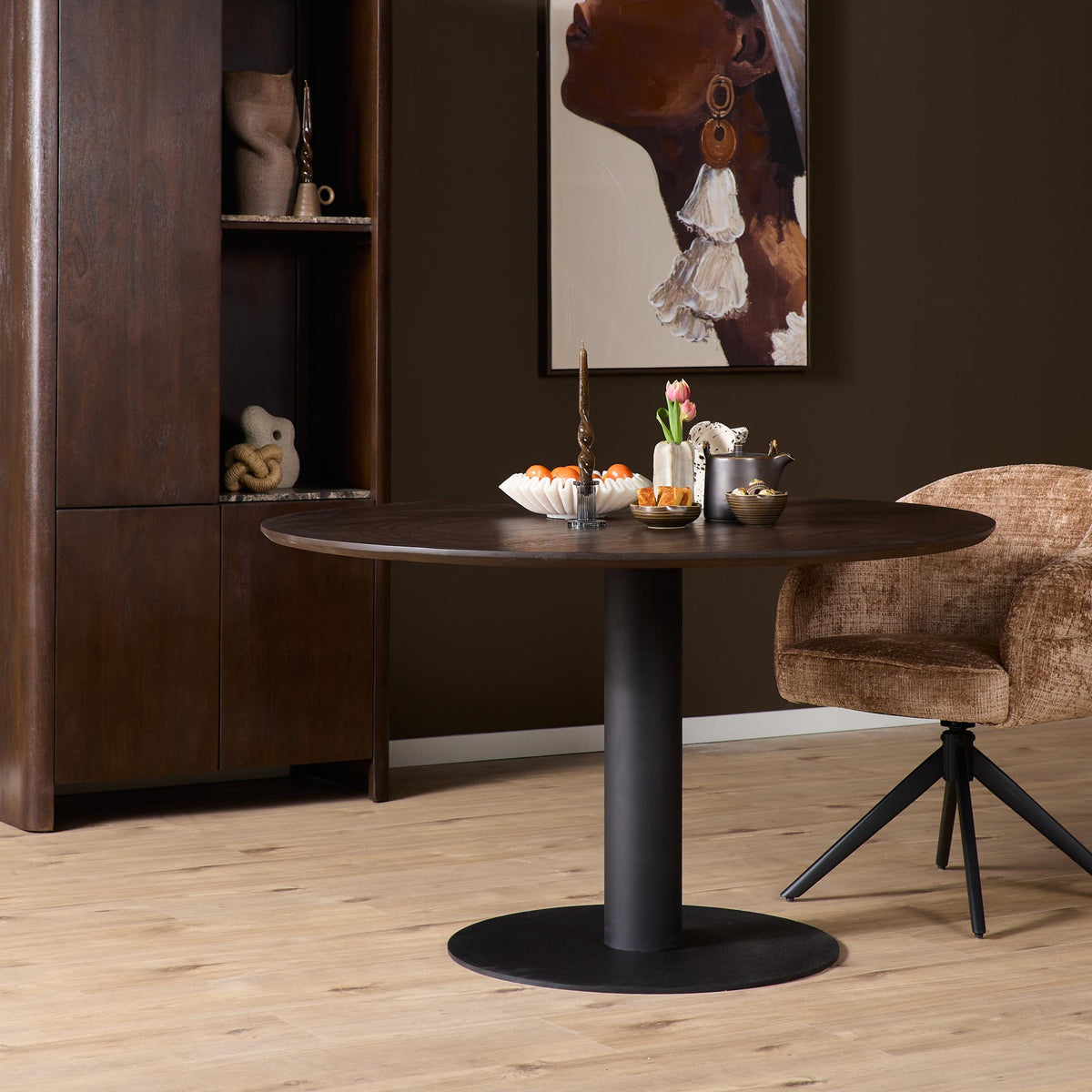 Eiken eettafel Ferris rond, blad bruin met kolompoot zwart
