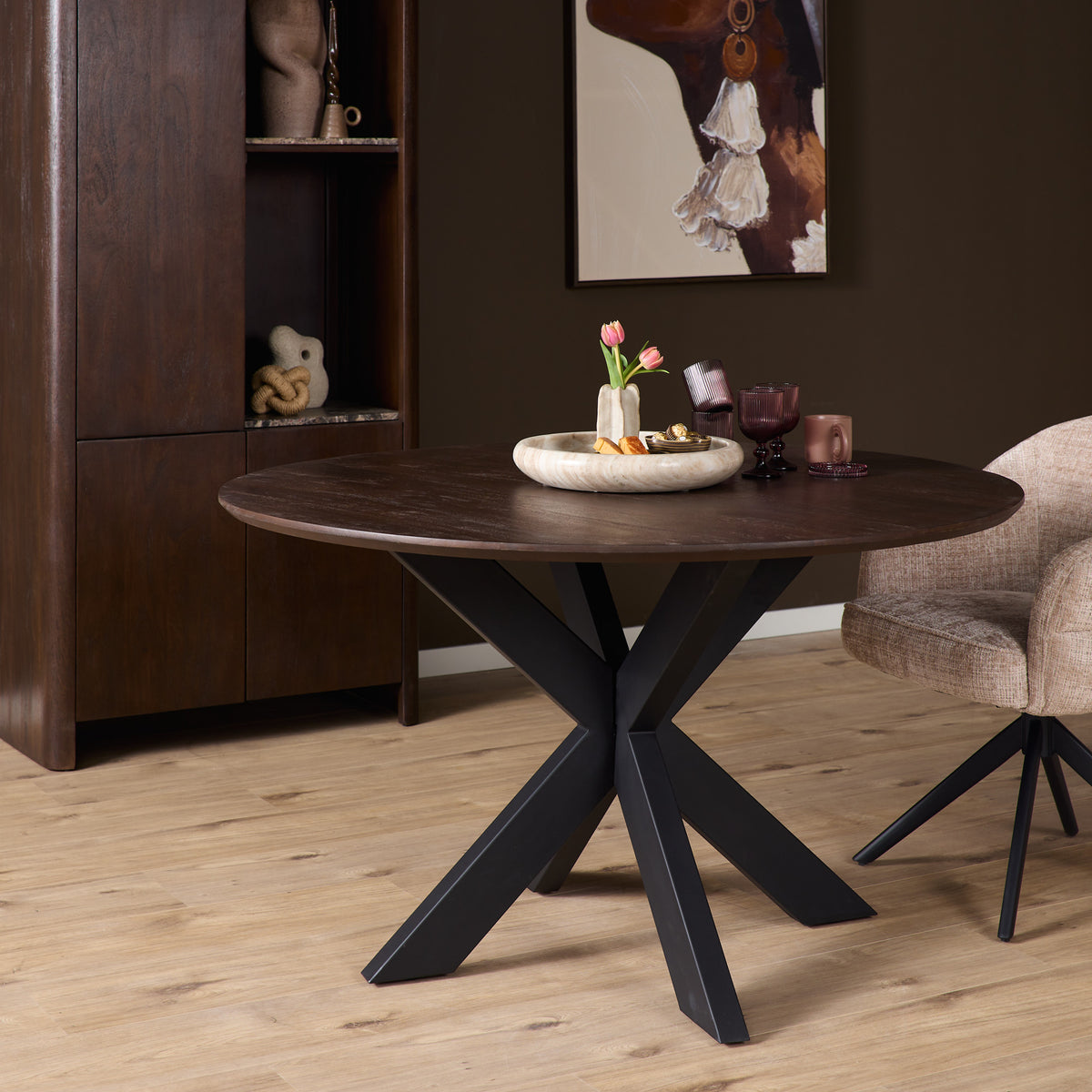 Eiken eettafel Ferris rond, blad bruin met matrixpoot zwart