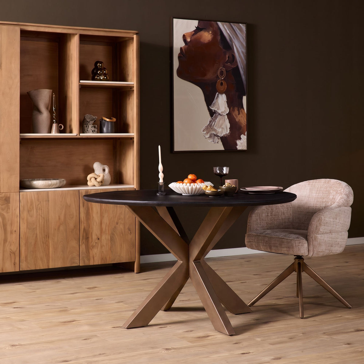 Eiken eettafel Ferris rond, blad zwart met matrixpoot brons