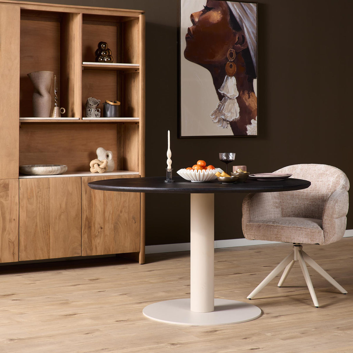 Eiken eettafel Ferris rond, blad zwart met kolompoot zand