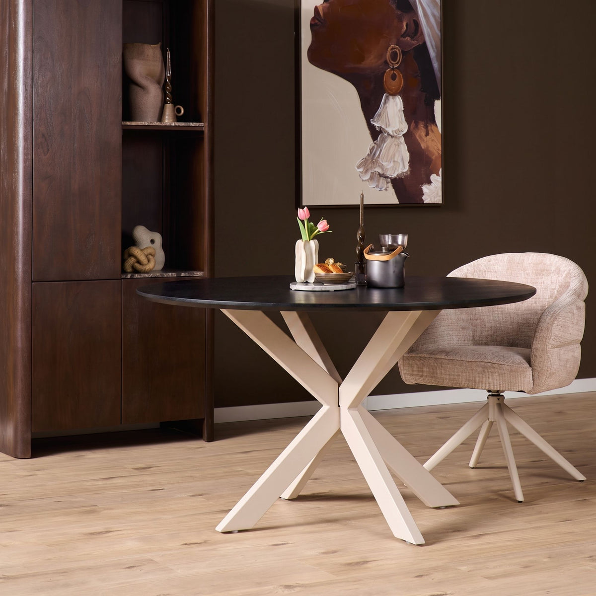 Eiken eettafel Ferris rond, blad zwart met matrixpoot zand