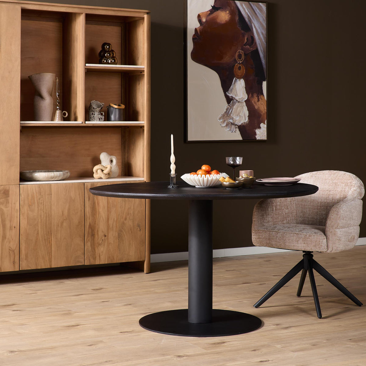 Eiken eettafel Ferris rond, blad zwart met kolompoot zwart