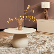 Luxe meubelen Friesland modern rond wit salontafel in trendy woonkamer. 