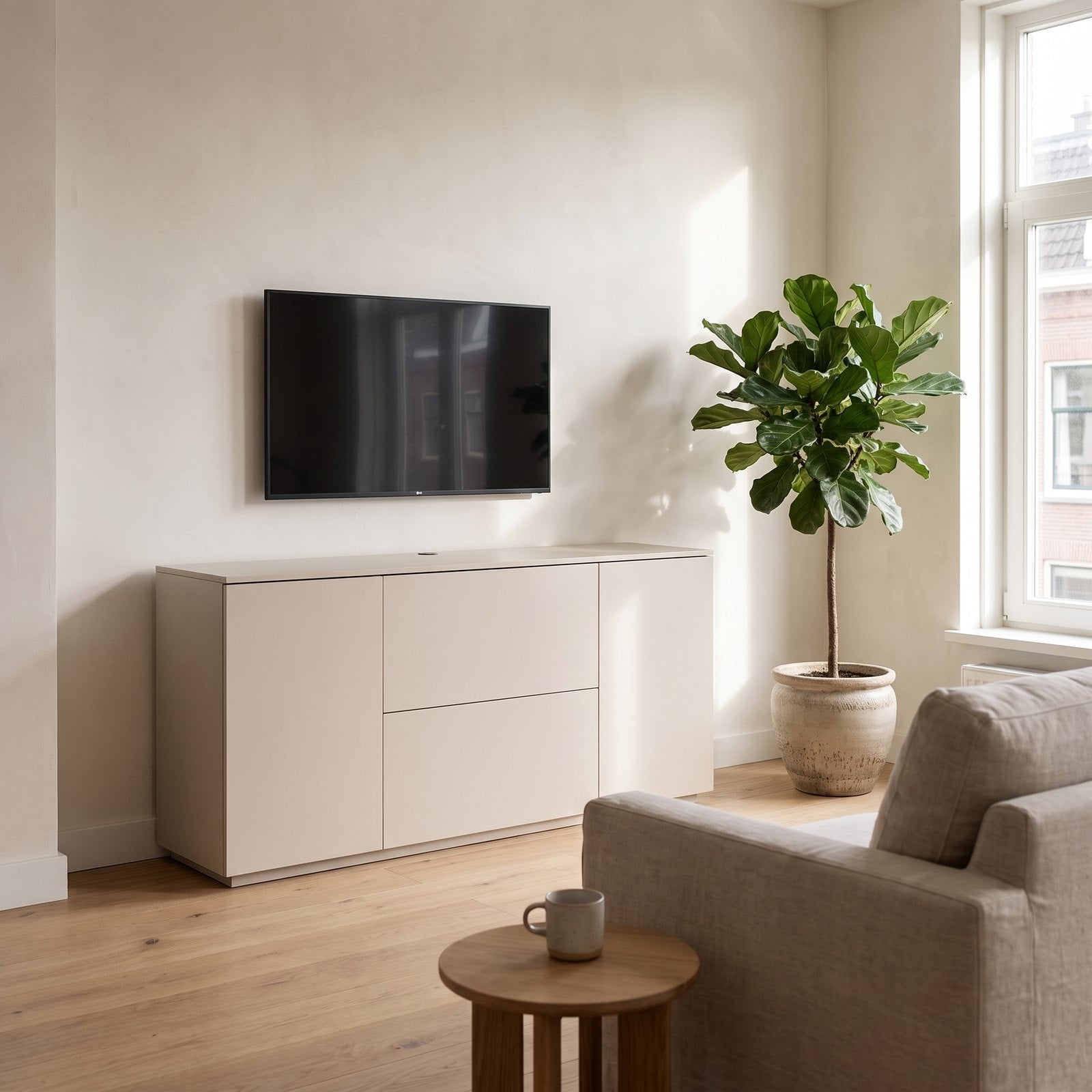 Sfeerfoto: TV-meubel Casa hoog met 2 klepdeuren (120 cm) in een moderne woonkamer