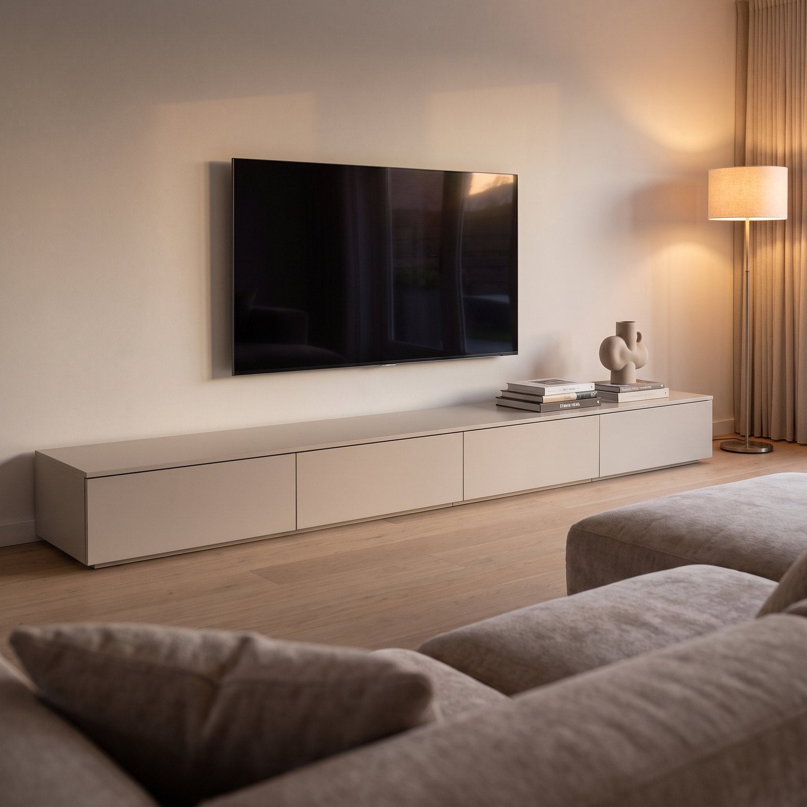 Sfeerfoto: TV-meubel Casa laag met 4 lades (240 cm) in een moderne woonkamer