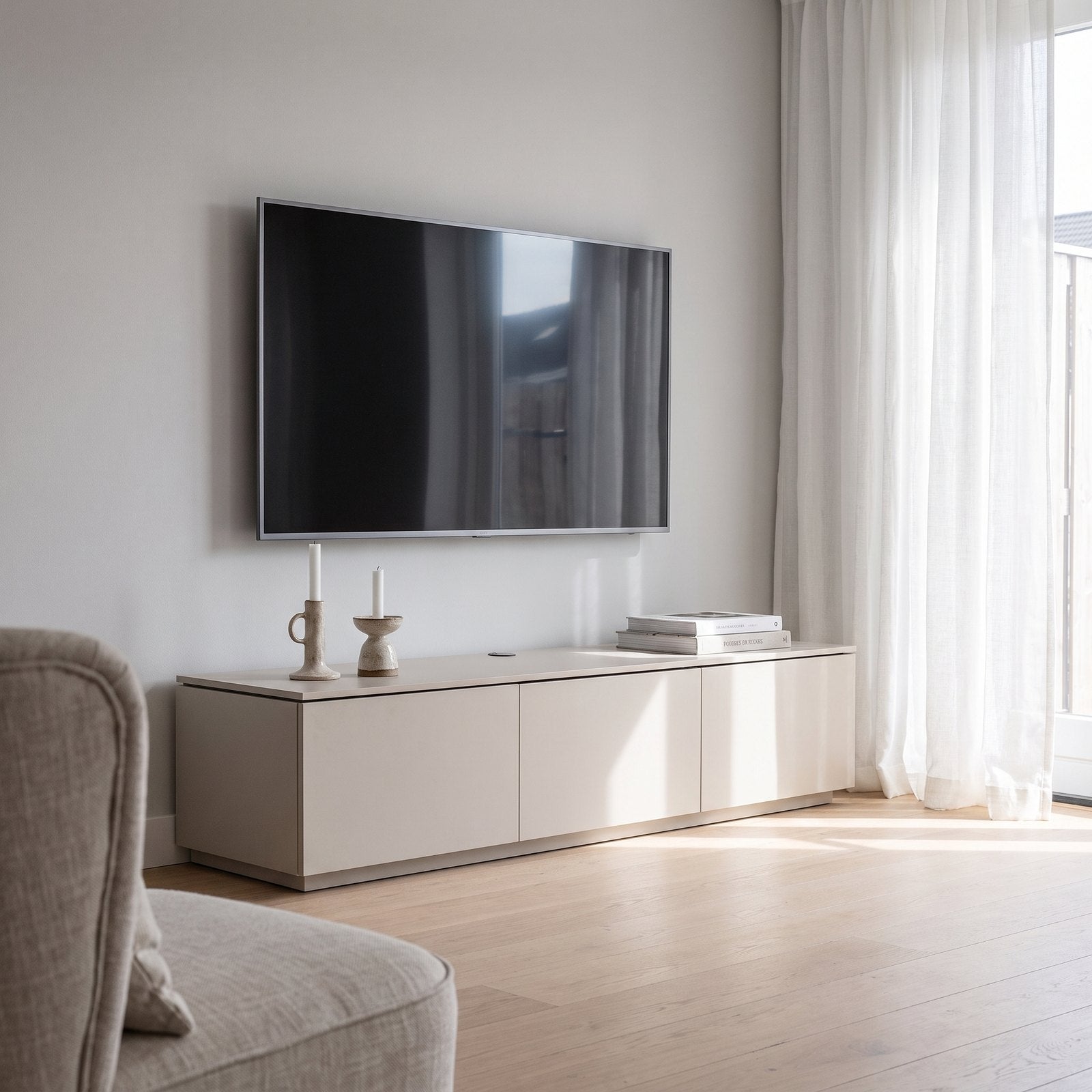 Sfeerfoto: TV-meubel Casa met plint, 3 deuren (173 cm) in een moderne woonkamer