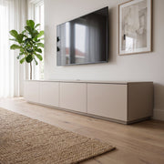 Sfeerfoto: TV-meubel Casa met plint, 4 deuren (233 cm) in een moderne woonkamer