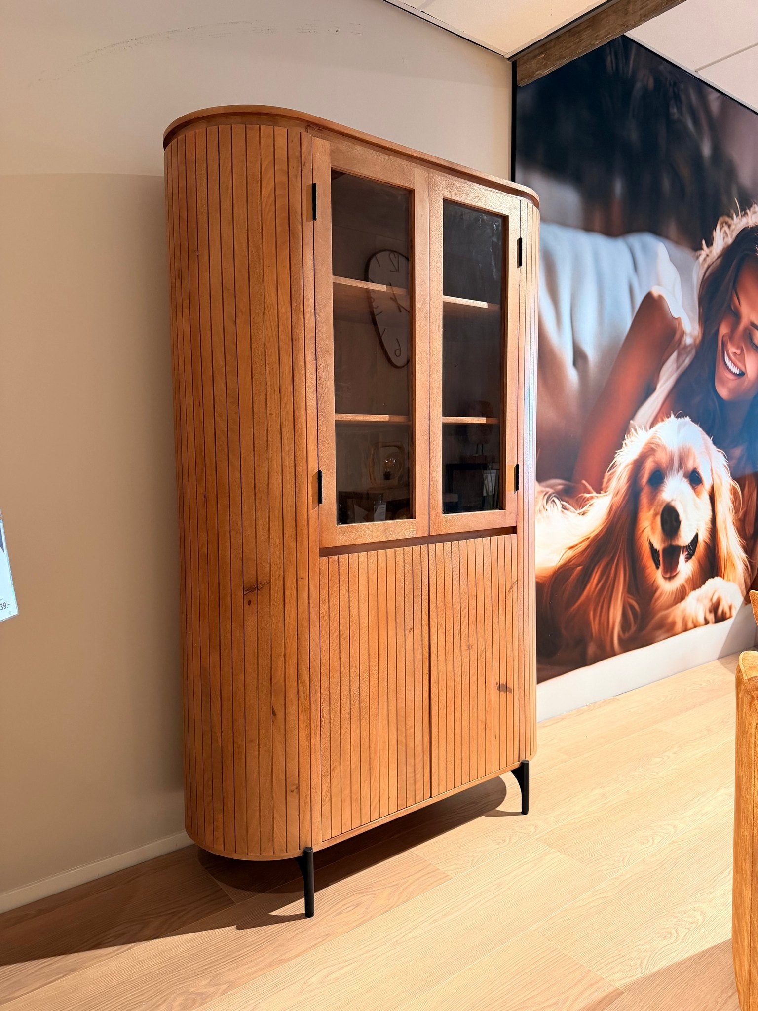 Vitrinekast Solana met houten glasdeuren in de showroom van DFM Wonen