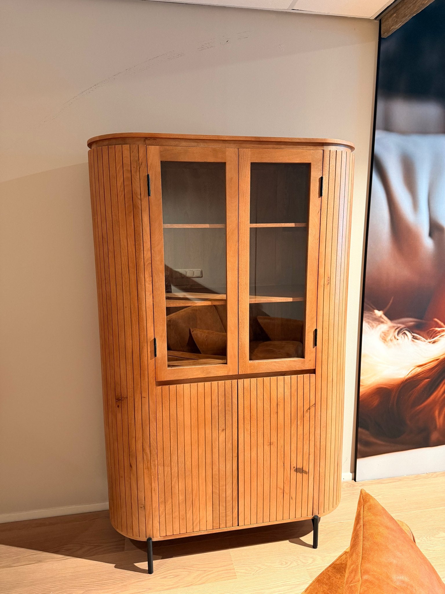 Vitrinekast Solana mangohout 180 cm hoog met houten vitrinedeuren