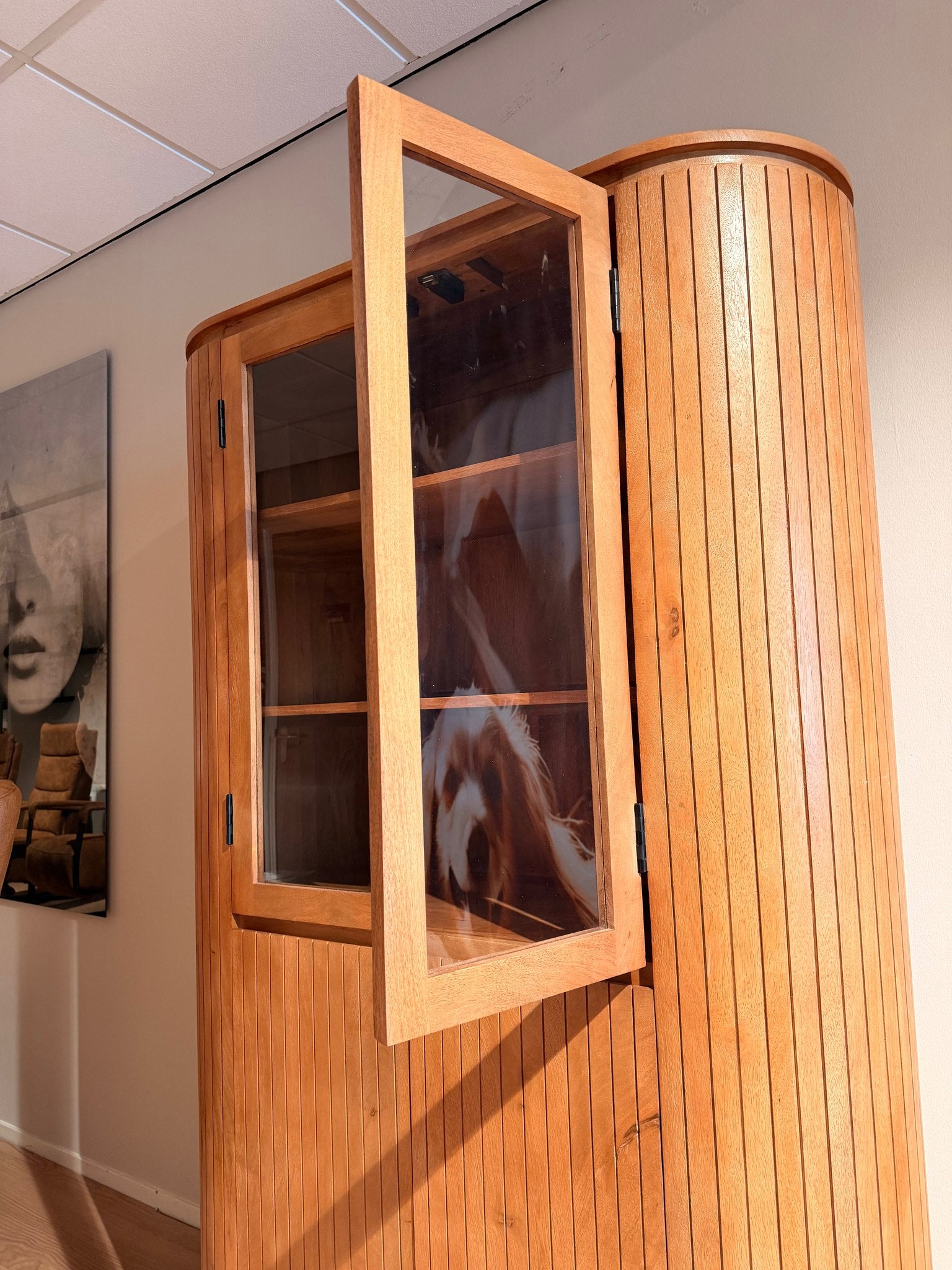Detail houten glasdeur met push-to-open van vitrinekast Solana